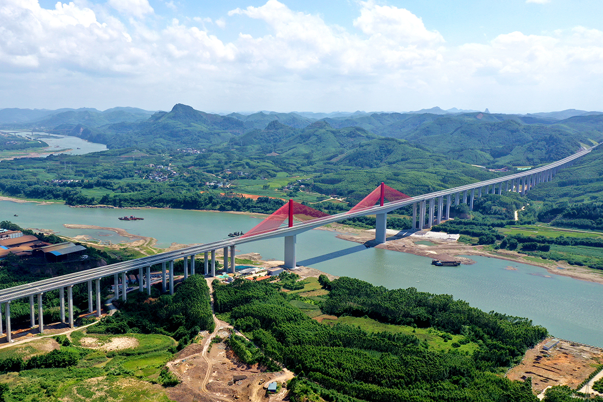 世界最大跨径公路预应力混凝土部分斜拉桥——培森柳江特大桥.jpg